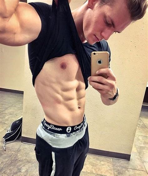 6 pack abs selfie